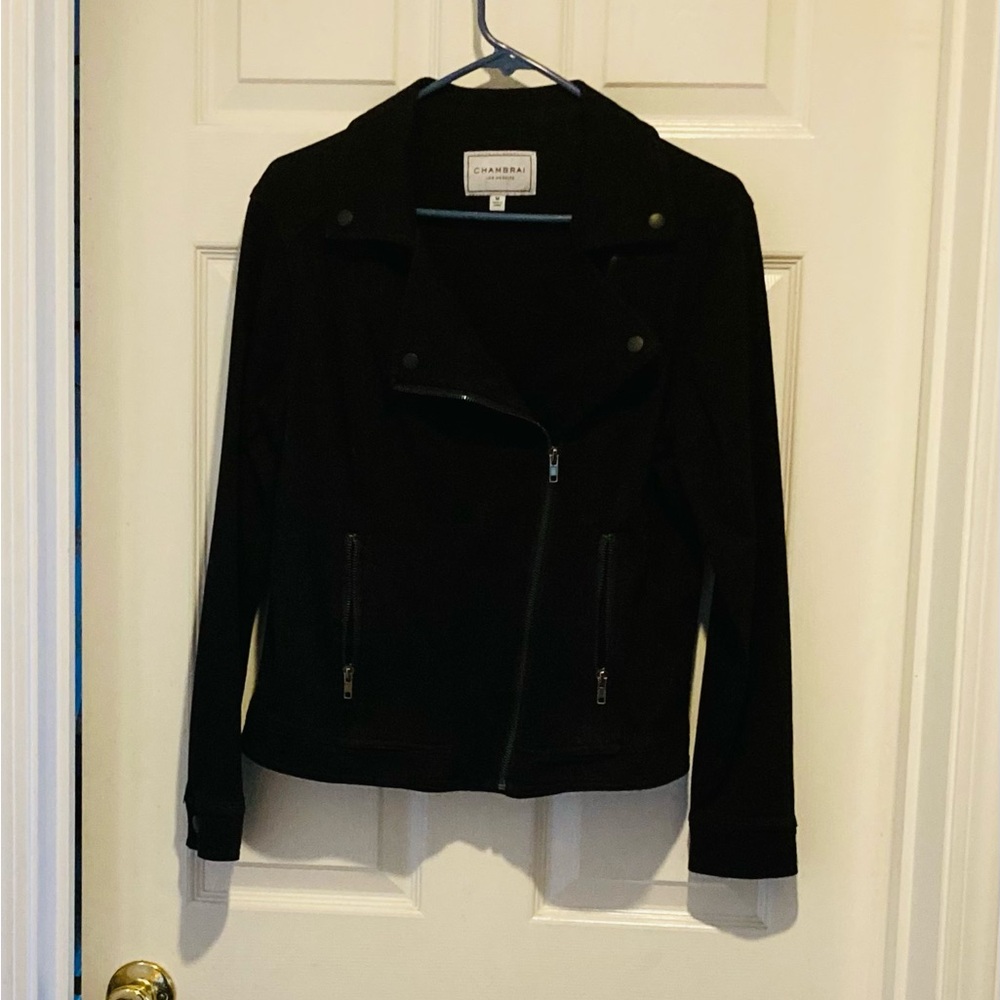 Sleek Black Jacket with Tailored Fit and Lapel Collar